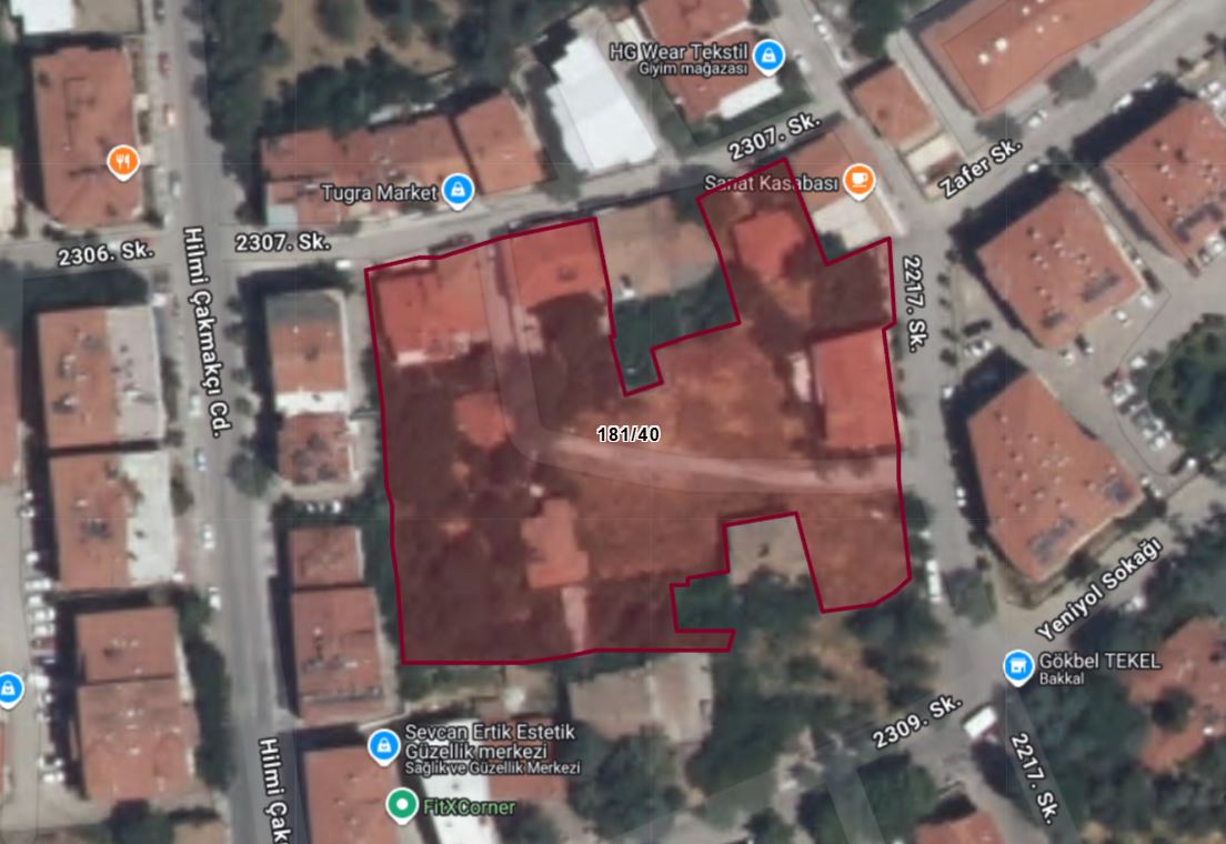 Proje parselinin uydu görüntüsü; kırmızı çizgi 181/40 numaralı parselin sınırını gösteriyor.
